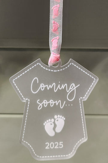 New Baby 2025 Hanging Plaque 'Coming Soon 2025' New Baby Onesie Shape Acrylic Plaque Baby Footprint Ribbon Nursery Baby Shower