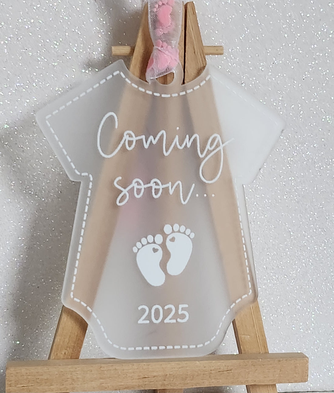 New Baby 2025 Hanging Plaque 'Coming Soon 2025' New Baby Onesie Shape Acrylic Plaque Baby Footprint Ribbon Nursery Baby Shower